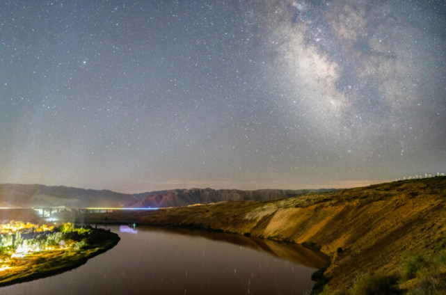 优秀奖 《星空黄沙母亲河》周博 摄于宁夏中卫星沙坡头黄河宿集优秀奖