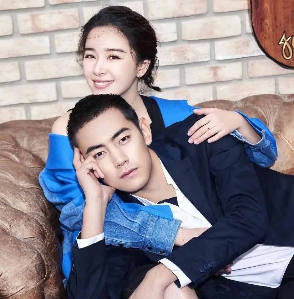 纪凌尘骑毛驴带女朋友兜风被拍,随即晒同框照官宣:对,我女朋友