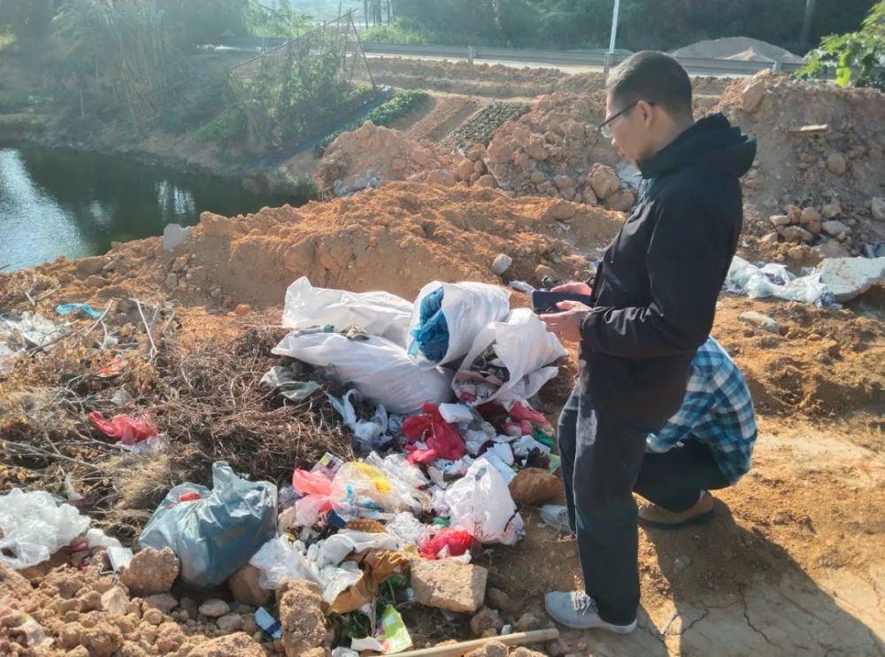 近日,接群眾舉報,在共和鎮黎明實驗學校停車場旁的空地發現亂傾倒垃圾