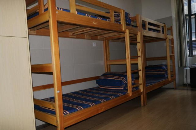 201寝2115班寝室风采在活动中,同学们纷纷化身"家园规划师",对宿舍