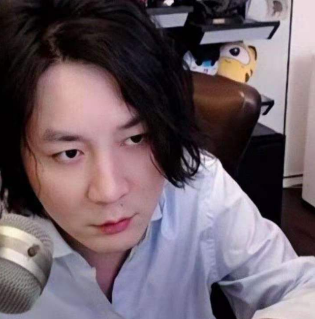 而前段时间张大仙过生日,也在自己的直播间举办活动