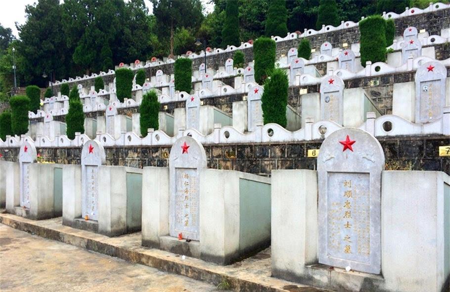 儿子陪妈来烈士陵园,竟发现墓碑上有妈的名字,随即向政府打报告