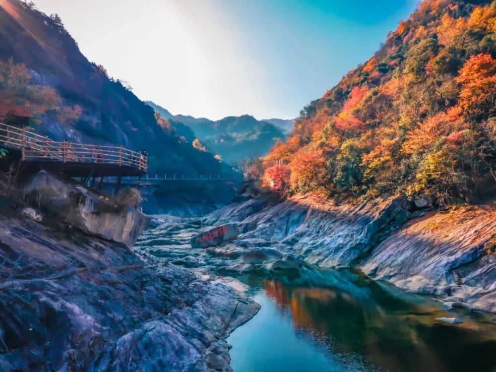 晨雾日出时候的燕子河大峡谷原来是这样的