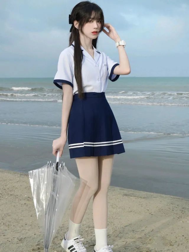 搭一双小白鞋就是妥妥的.气质学姐啦!韩式制服:尺吠间