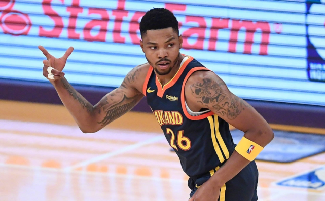 6助攻的数据,三分命中率高达41%,而到了湖人之后,贝兹莫尔场均仅有4.