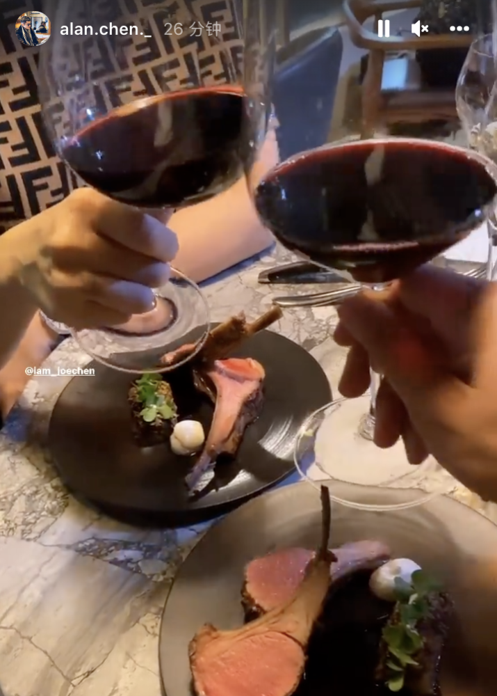 陈乔恩携男友吃西餐过二人世界嘟嘴献吻艾伦喝红酒力证未怀孕