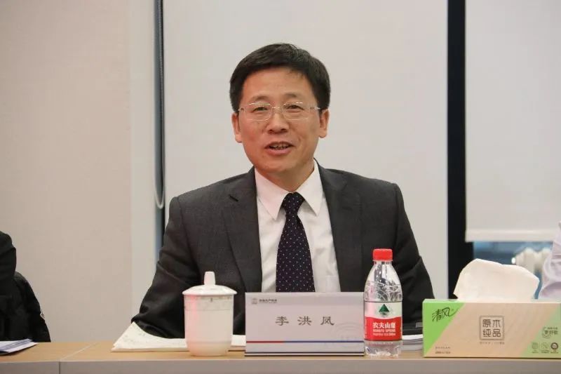 李洪凤资料图官方简历显示,李洪凤1964年出生,山东黄县人,清华大学