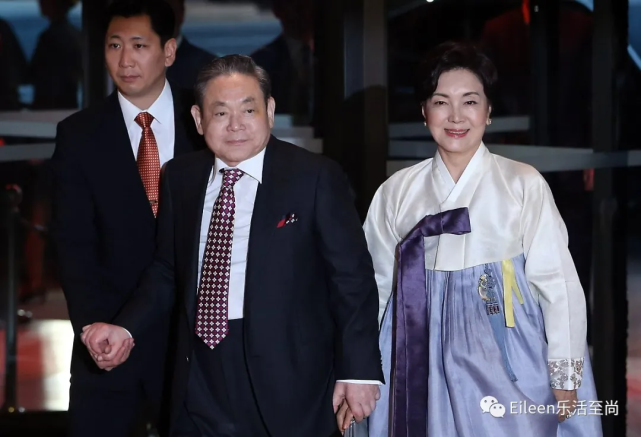 对比洪罗喜自己手握股份,参与了不少李健熙的事业,儿媳却连公开露面的