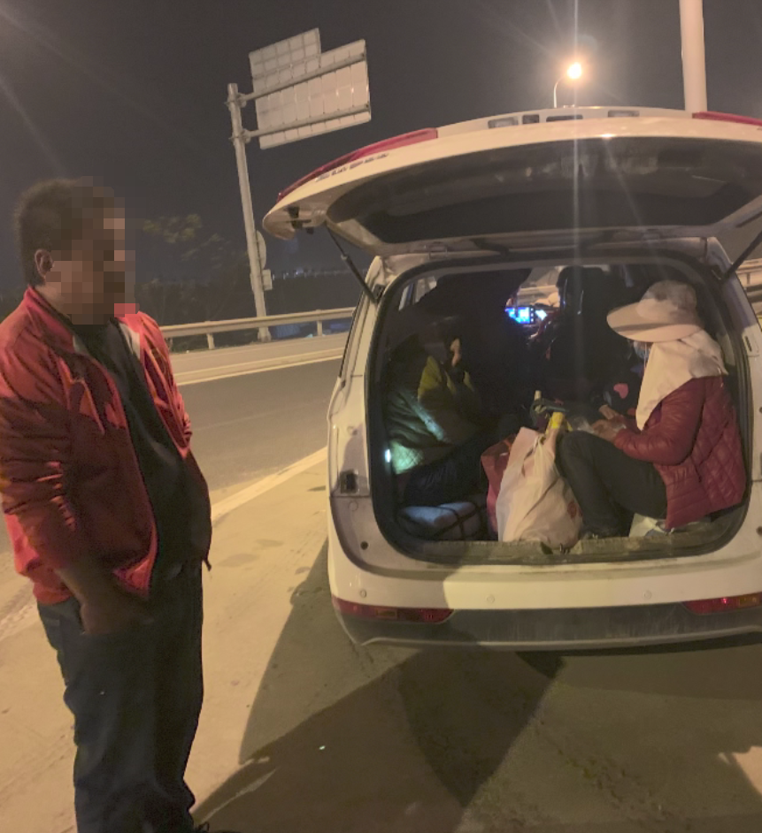 多一个都驶不得这辆面包车超员被查获