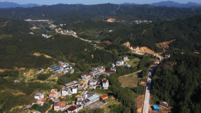 平南马练乡村民的幸福路蒙金公路全线通车啦