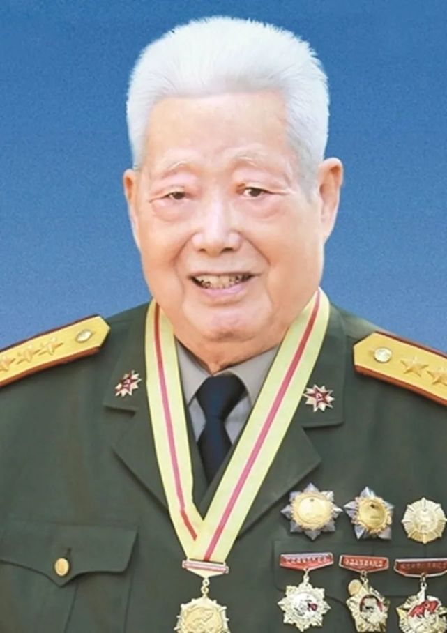 他曾担任北京军区政委,1964年授少将,1988年授上将,享年97岁