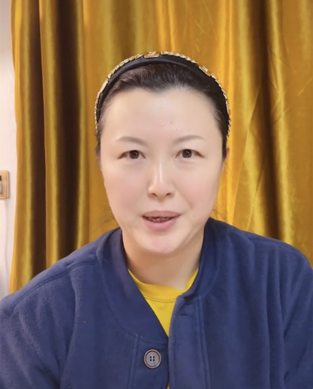 54岁秦卫东罕有秀恩爱近照瘦出尖下巴三婚妻子素颜显优雅