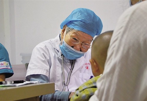 感动海南89岁奶奶医生陈桂芳64年守护孩子如今仍坚持出诊