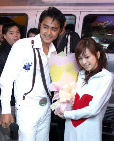 2004年,明道首次踏入演艺圈,跟王心凌,立威廉等人合作了《天国的嫁衣