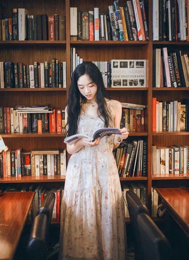 高挑清瘦文艺女青年