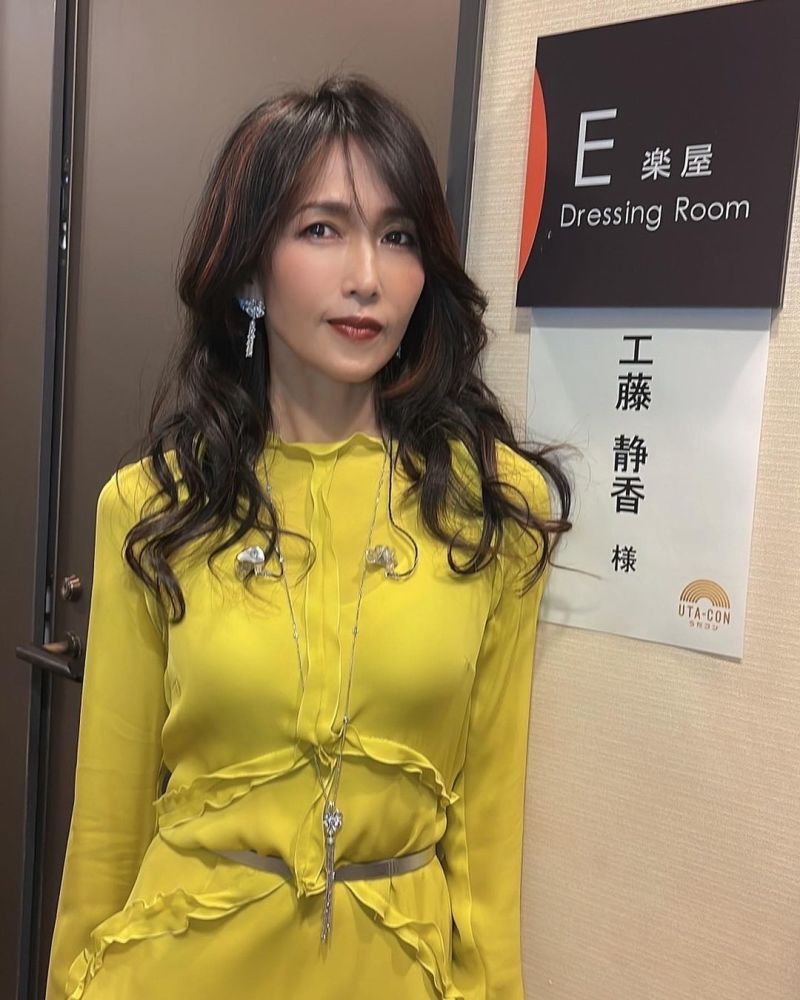 51岁工藤静香晚间演出自认很萌气色好与39岁幸田来未似同龄