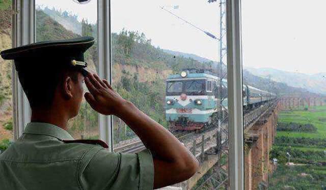 21岁小战士跌进桥墩牺牲,遗体封入其中,引起人们强烈质疑|烈士|熊汉俊