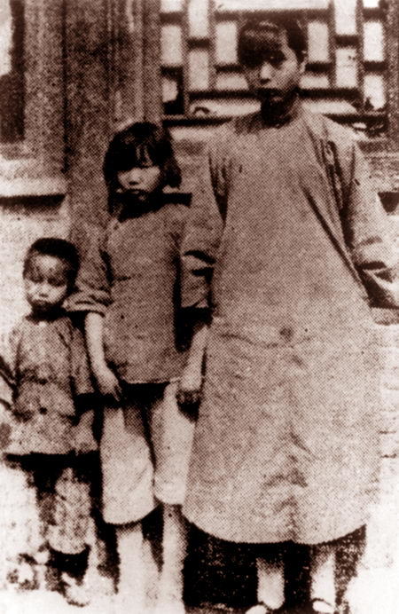 依次为李光华,李炎华,李星华姐弟 送葬队伍再启程时,整个天空都笼罩着