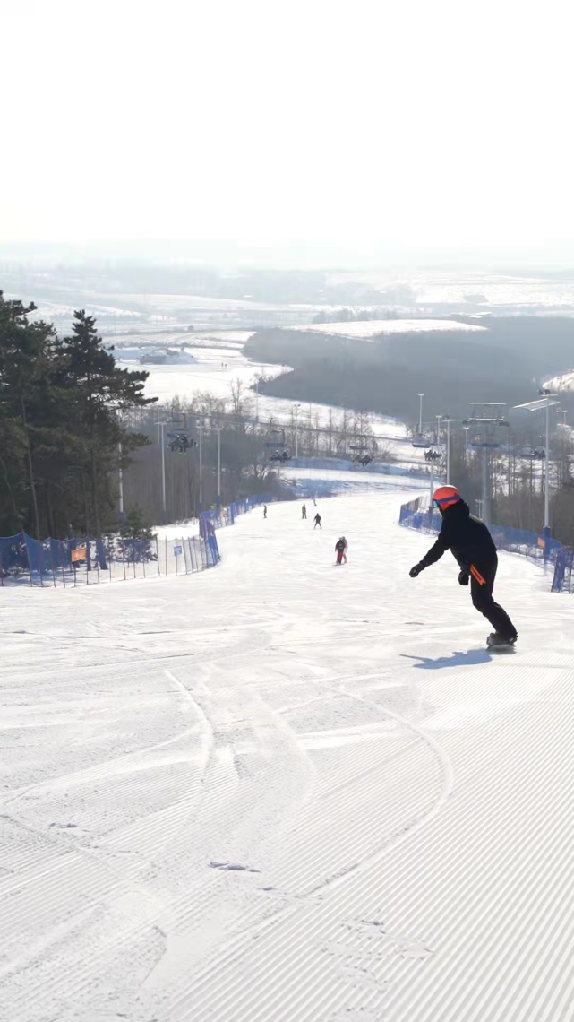 天定山滑雪场来源:长春市文化广播电视和旅游局