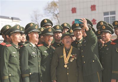 武警安徽总队合肥支队新训大队举行秋季新兵授衔仪式