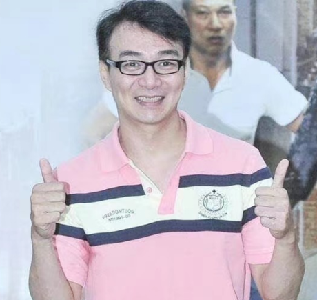 女方正牌老公表示冯光荣和他老婆是从去年7月份通过网络群聊相识的