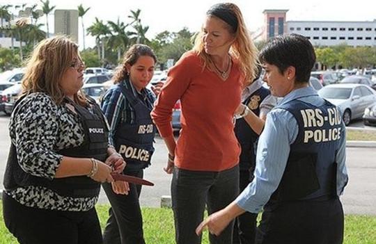 针对普通的女性"嫌疑人",irs出警的也是女雇员然而,发展到如今,美国又