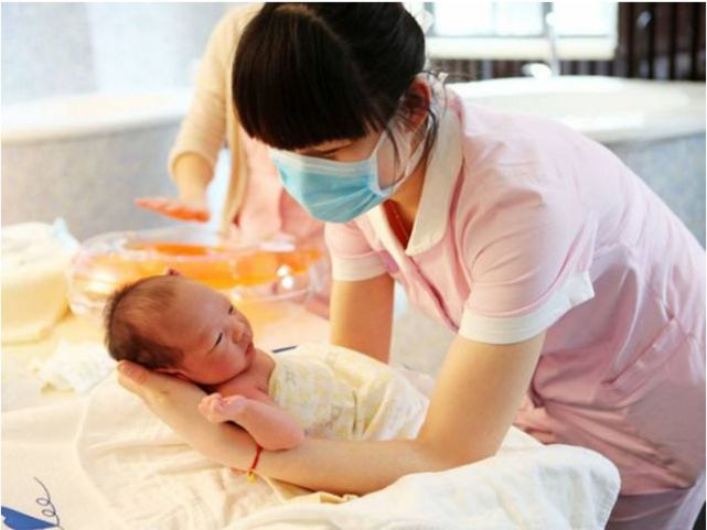 母婴保健师服务的对象主要是备产,哺乳期间女士及宝宝;育婴师服务的