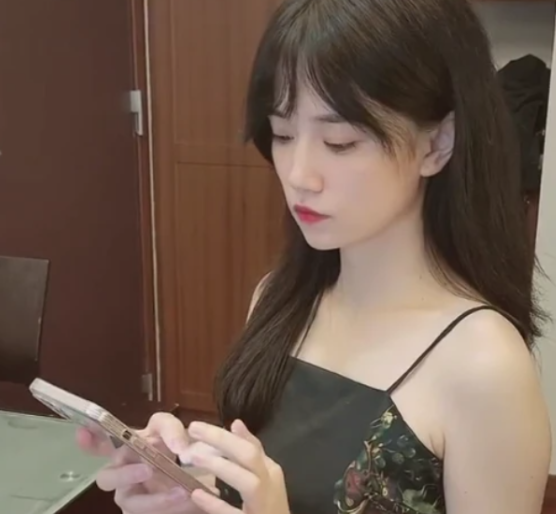 关掉所有美颜特效之后,沫子大方晒素颜照,拍摄地点信息量太大