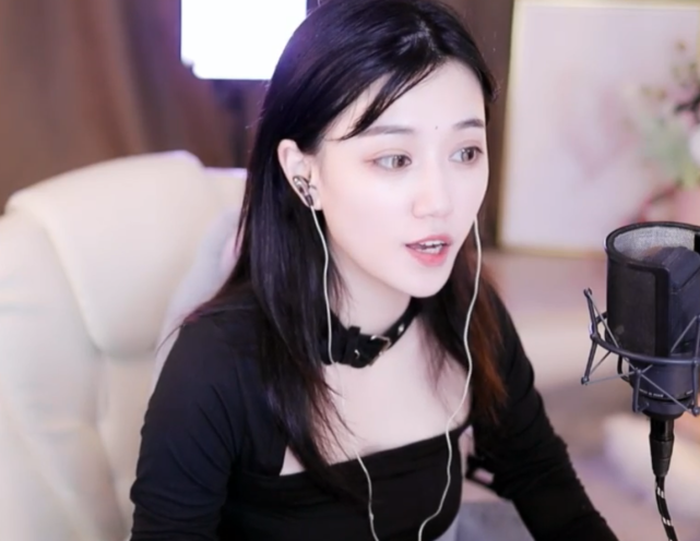 关掉所有美颜特效之后,沫子大方晒素颜照,拍摄地点信息量太大