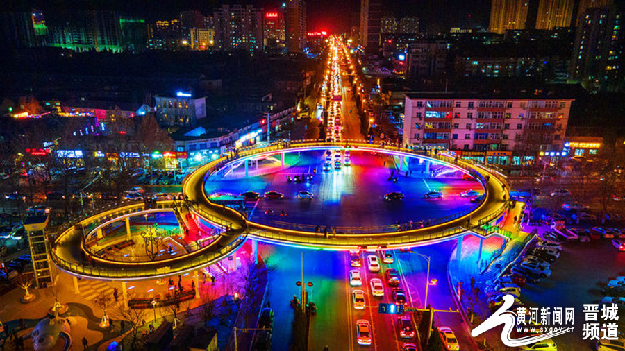 晋城网红天桥夜色斑斓流光溢彩