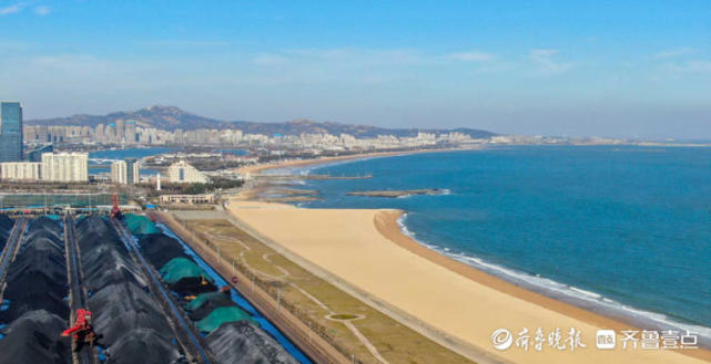 蓝天大海相互辉映情报员航拍日照港东港场面震撼一片繁忙景象