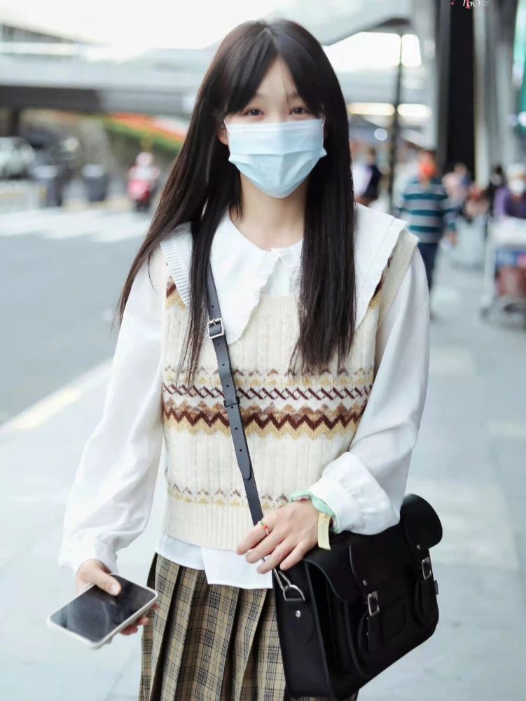 徐梦洁三亚私服穿搭来啦崽上身的马甲和衬衣都是衣恋家的称职小代言人