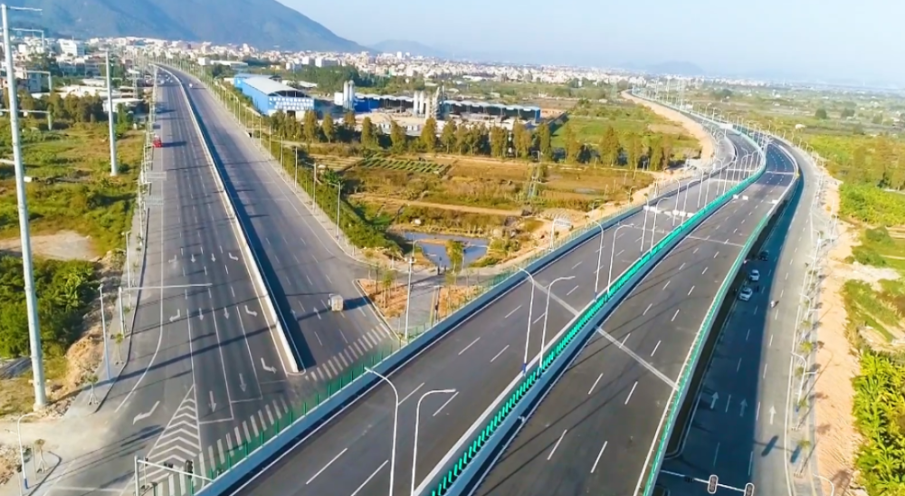 在金鸿公路,生水路,金樟路,古港东路,金南路,金狮路,永合路,莲凤路
