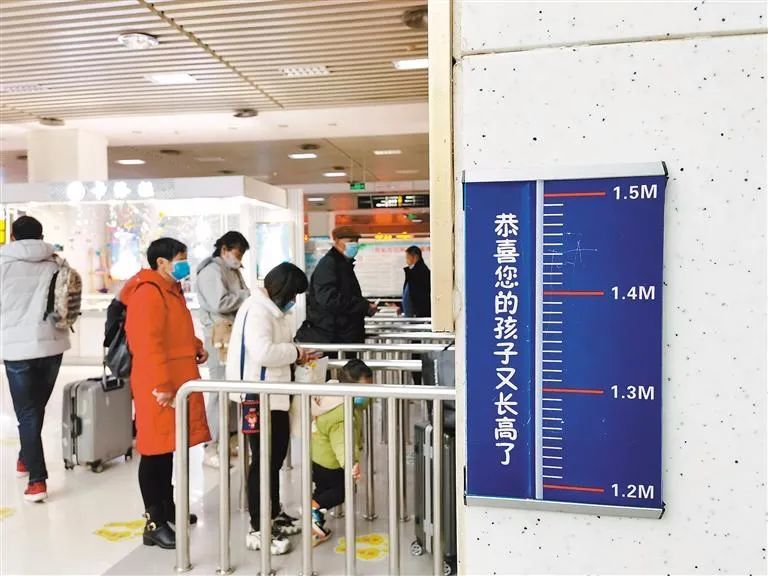 西安城南客运站售票窗口旁设有儿童身高标尺04公交地铁:儿童票各有