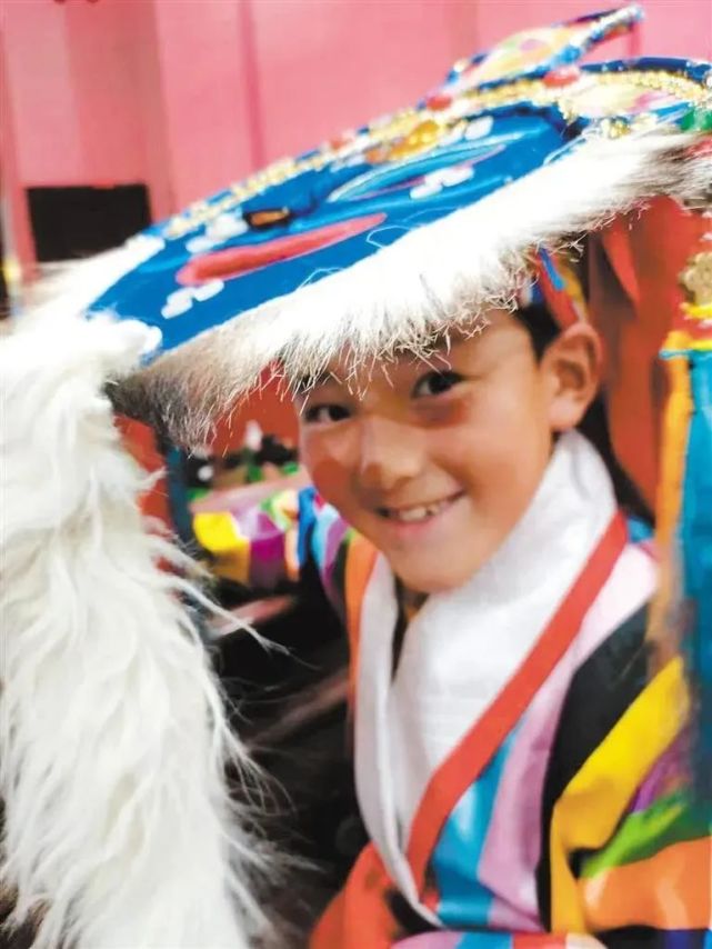 堆龙德庆区青少年活动中心藏戏启蒙班的学员.