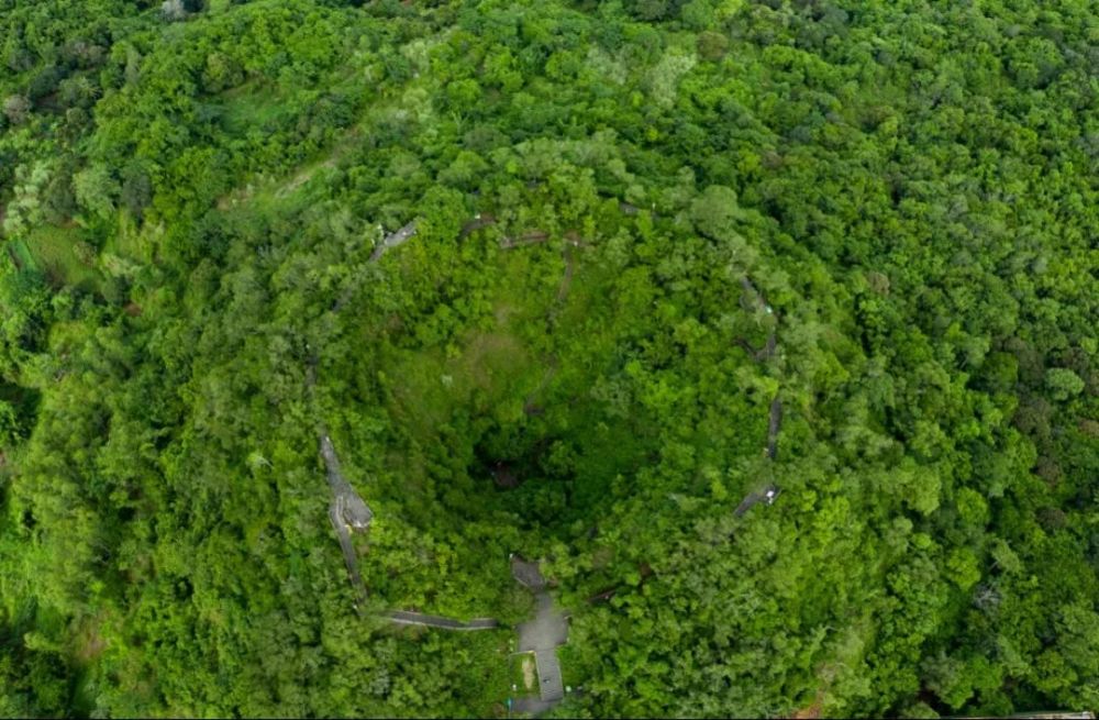 火山錐多達40座,岩溶隧道30多條.距今約1萬年.