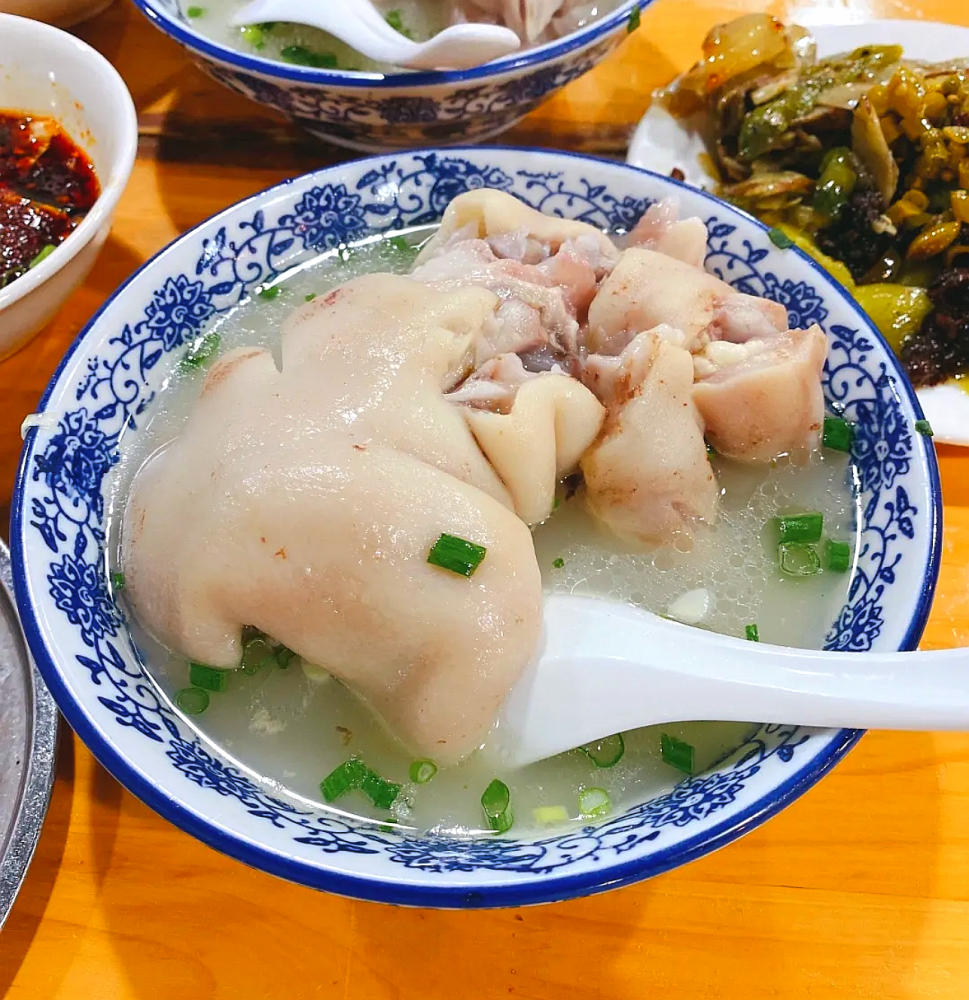 蹄花用的都是猪前蹄,每根蹄花都是"胖根胖根"