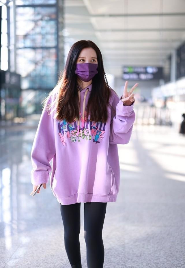 张萌穿衣挺没架子的,紫色卫衣配leggings显身材,保养得真不差