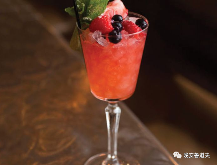 加冰摇和均匀 滤掉冰块将酒液倒入装满碎冰的鸡尾酒杯中 用凤梨,橙子