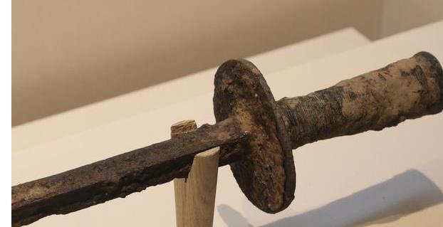 此人手握一把金锏,锏上刻有九条盘龙,打死一位皇帝减少一条龙_腾讯