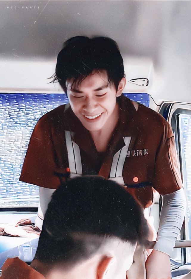 奇迹花絮发布易烊千玺化身喜剧人一秒破功憋笑太辛苦了