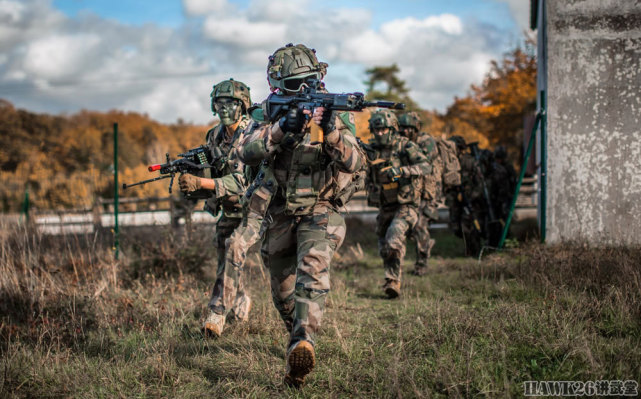 法国第35步兵团城市作战演习米尼米机枪喷火舌掩护士兵推进