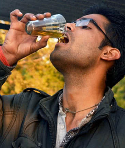 7,印度人喝牛尿治新冠成风:政府官员公开站台支持