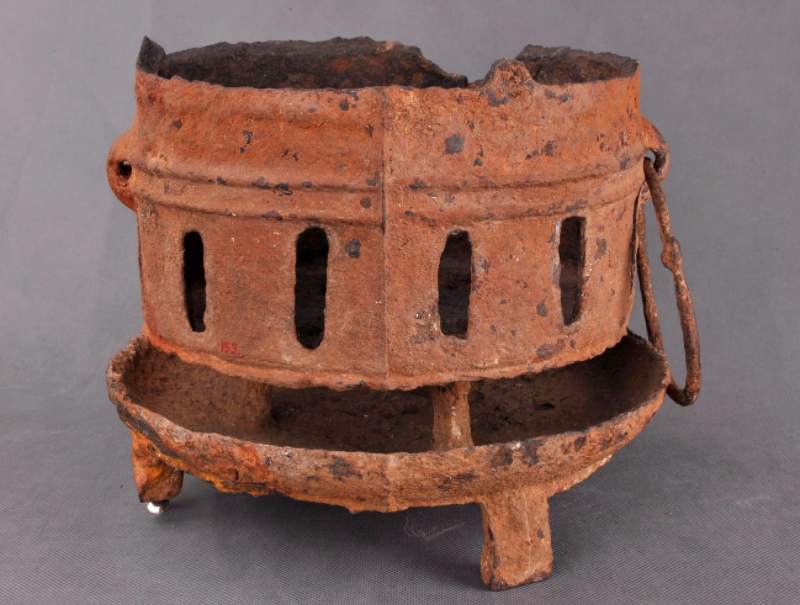 贵州省赫章可乐墓地出土了一件东汉时期的铁炉