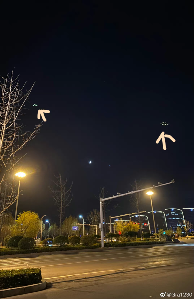 疑似ufo出现,目击者指出,当时有不明光点分别从鲤鱼门和西环高速飞至