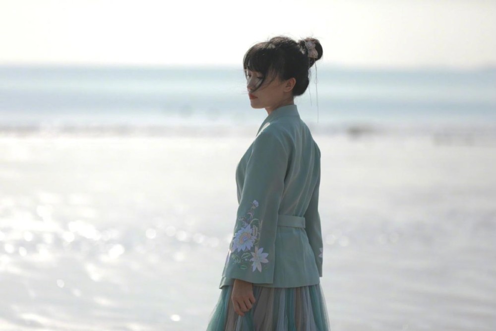 李子柒出席活动穿国风服装,真的很爱国,气质还很优雅_腾讯新闻