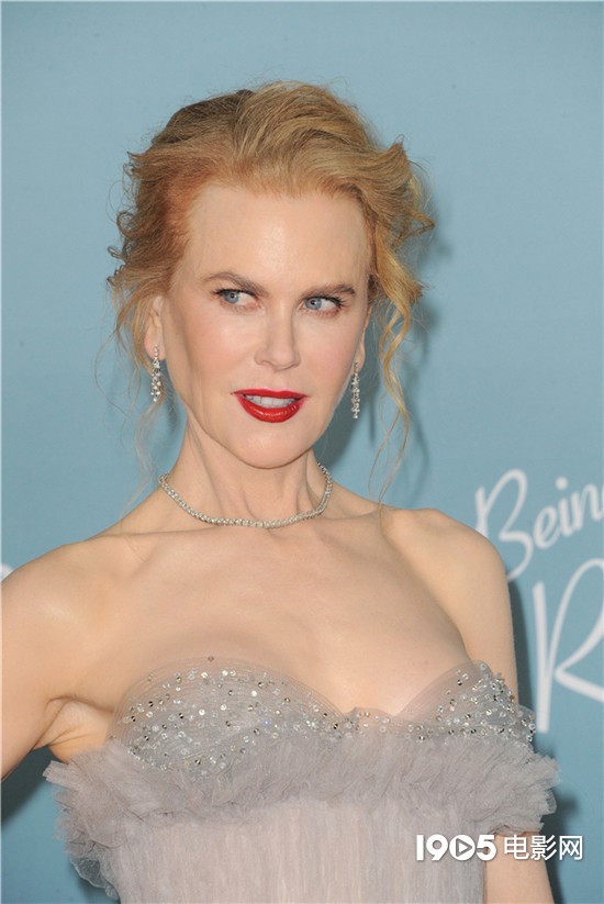 54岁妮可基德曼惊艳现身金发碧眼皮肤白到发光