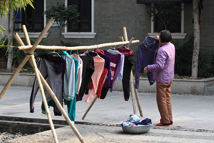 为什么农村老人说晚上一定要把衣服收进屋这样做有啥讲究吗