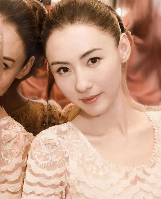 张柏芝的母亲因此和胡须勇长年争吵,最终还是结束了这段婚姻.