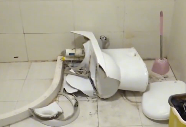 杭州美女主播上厕所,马桶却突然爆开,房东:维修费交一下!